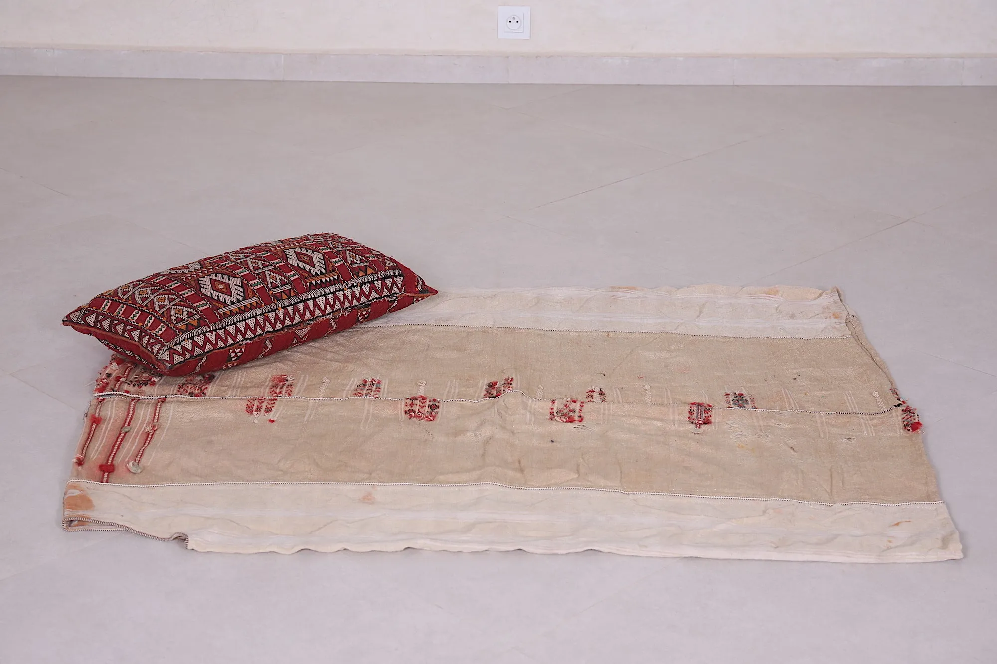 Beige Moroccan Runner Rug - 3.3 X 4.4 Feet | Handwoven Kilim