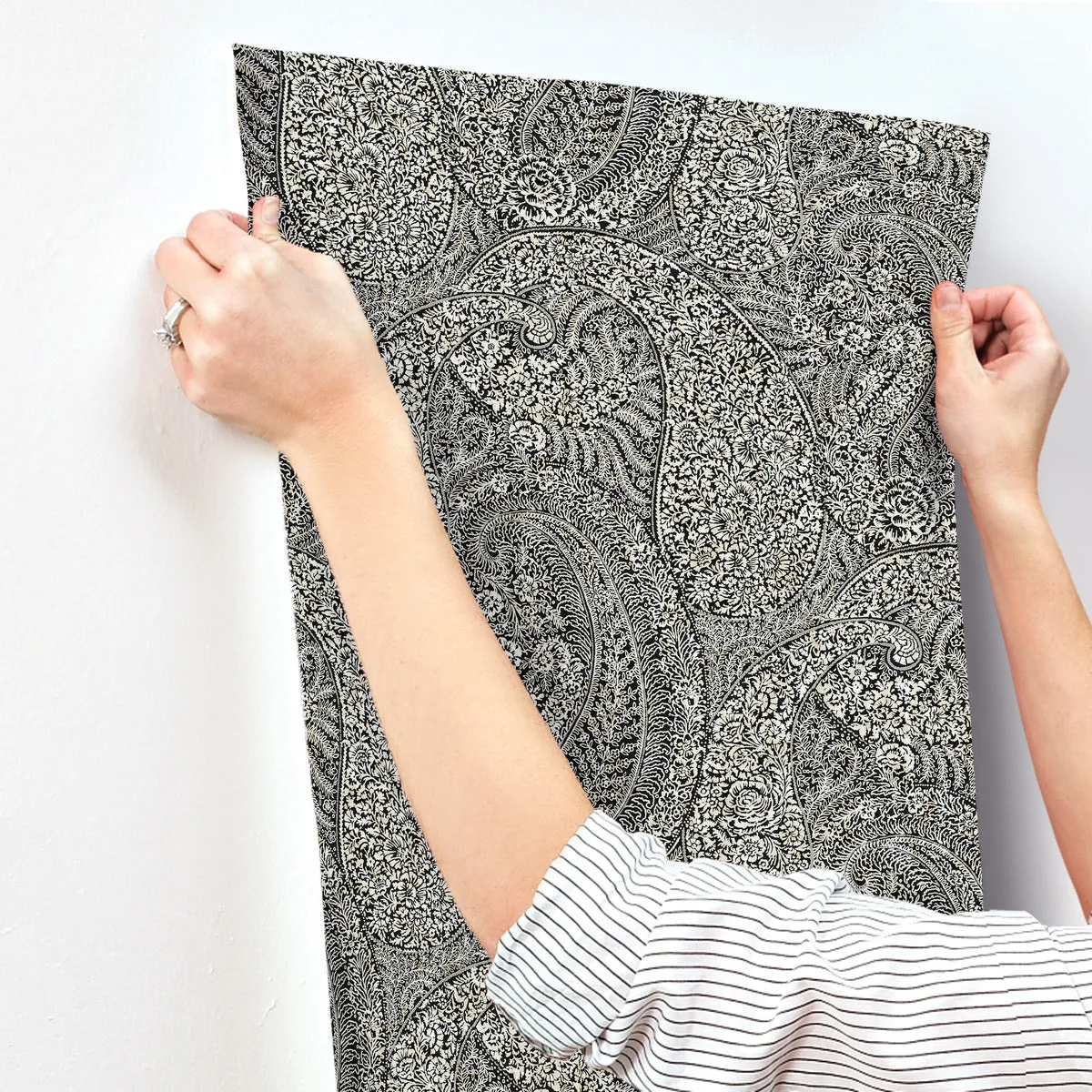 Kashmir Dreams Paisley Wallpaper Black (60 SqFt)