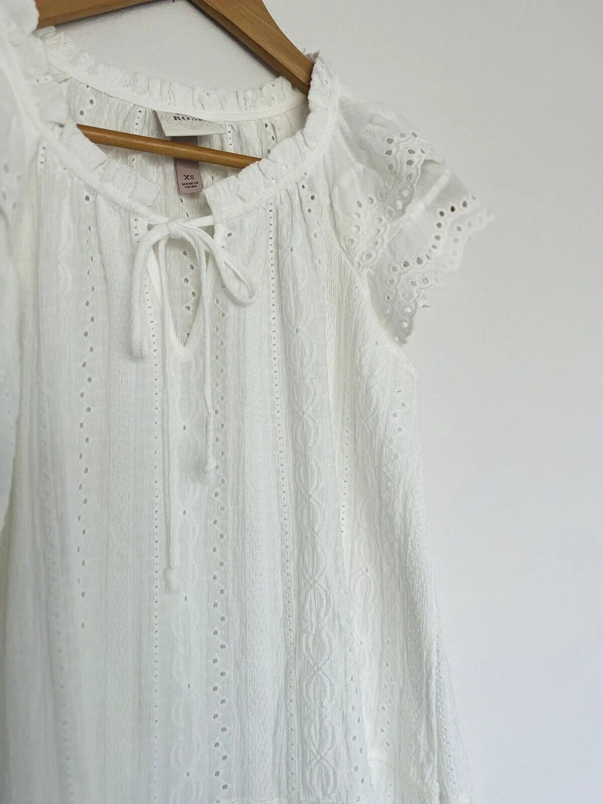 KNOX ROSE White Blouse Sz XS Boho Tassel V-Neck Floral Eyelet White Top