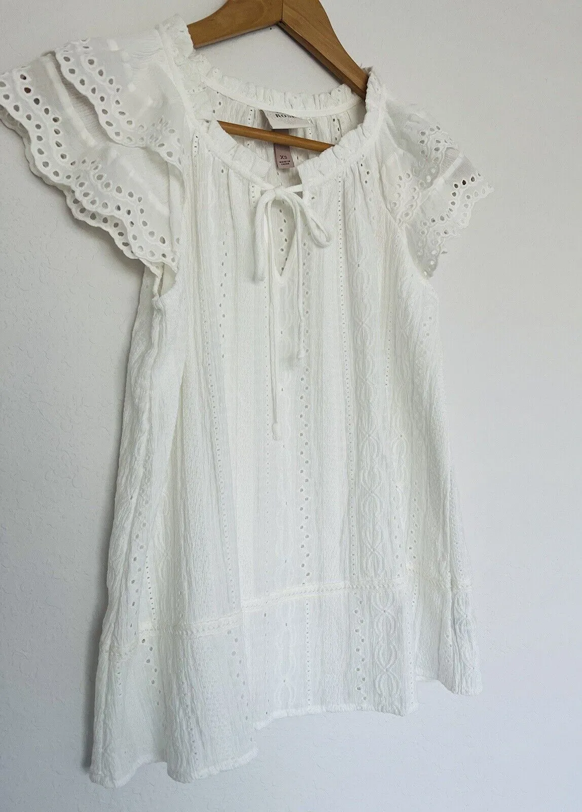 KNOX ROSE White Blouse Sz XS Boho Tassel V-Neck Floral Eyelet White Top