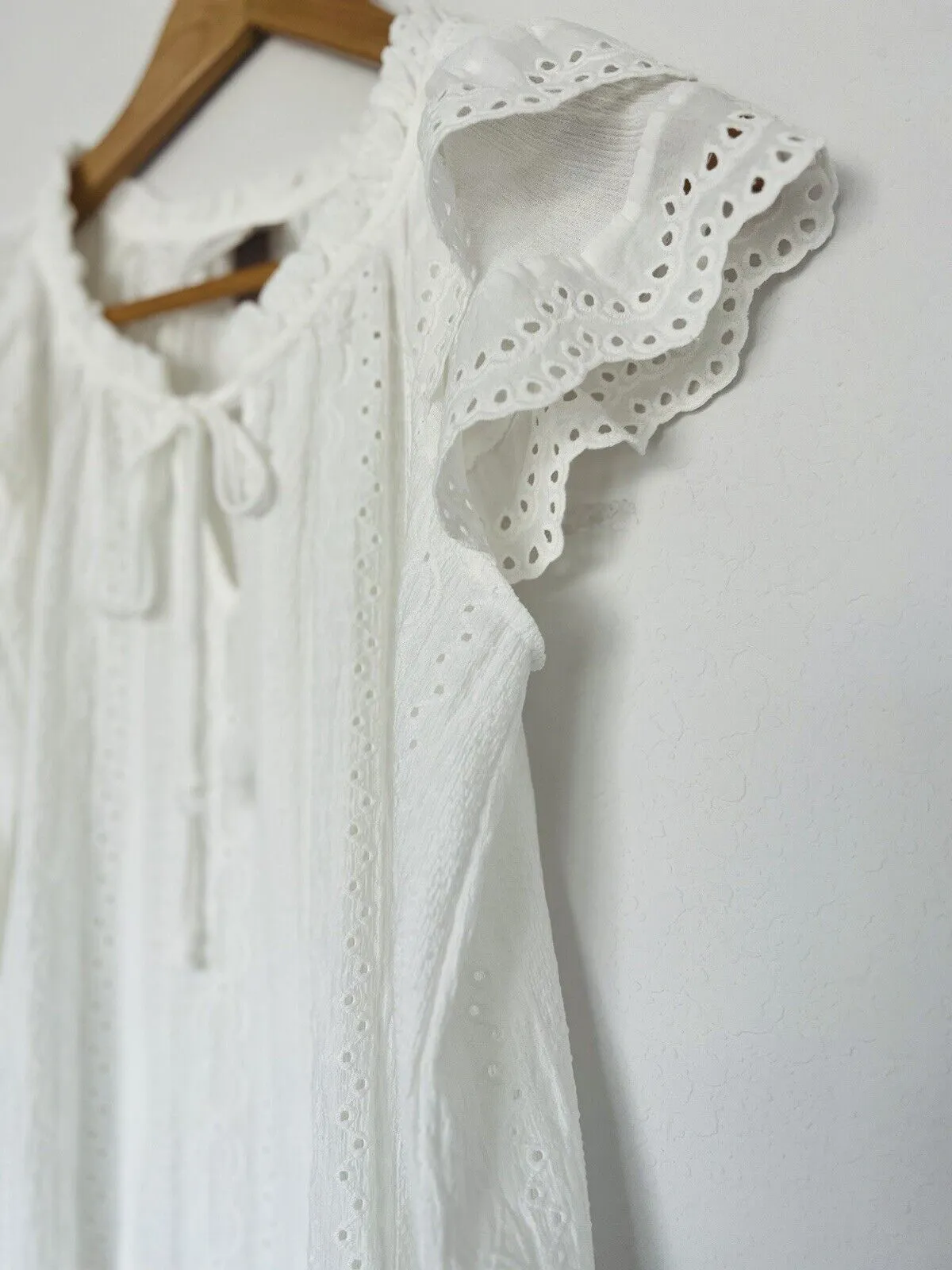 KNOX ROSE White Blouse Sz XS Boho Tassel V-Neck Floral Eyelet White Top