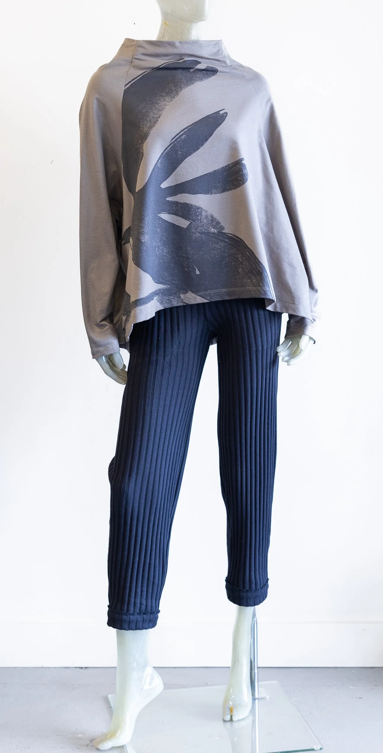 Moyuru Dark Taupe with Graphic Print